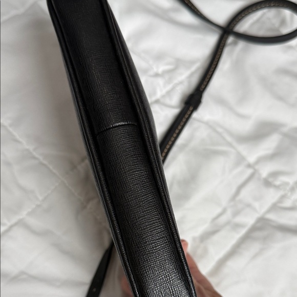 Dooney & Bourke Elegant Black Crossbody Bag - Picture 4 of 7